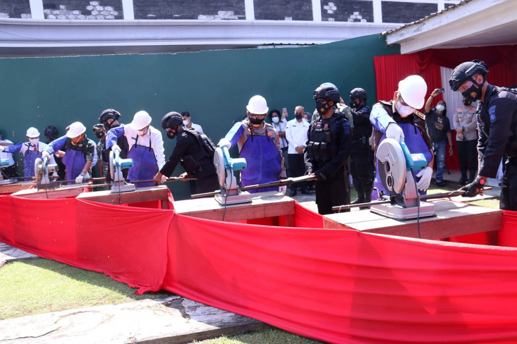 Kapolda Sumsel Irjen Pol Toni Harmanto bersama Wakil Gubernur Sumsel Mawardi Yahya memusnahkan ratusan pucuk senpira di lapangan tembak Mapolda Sumsel, Rabu, 6 April 2022.