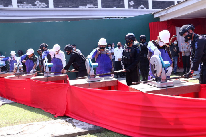 Kapolda Sumsel Irjen Pol Toni Harmanto bersama Wakil Gubernur Sumsel Mawardi Yahya memusnahkan ratusan pucuk senpira di lapangan tembak Mapolda Sumsel, Rabu, 6 April 2022.