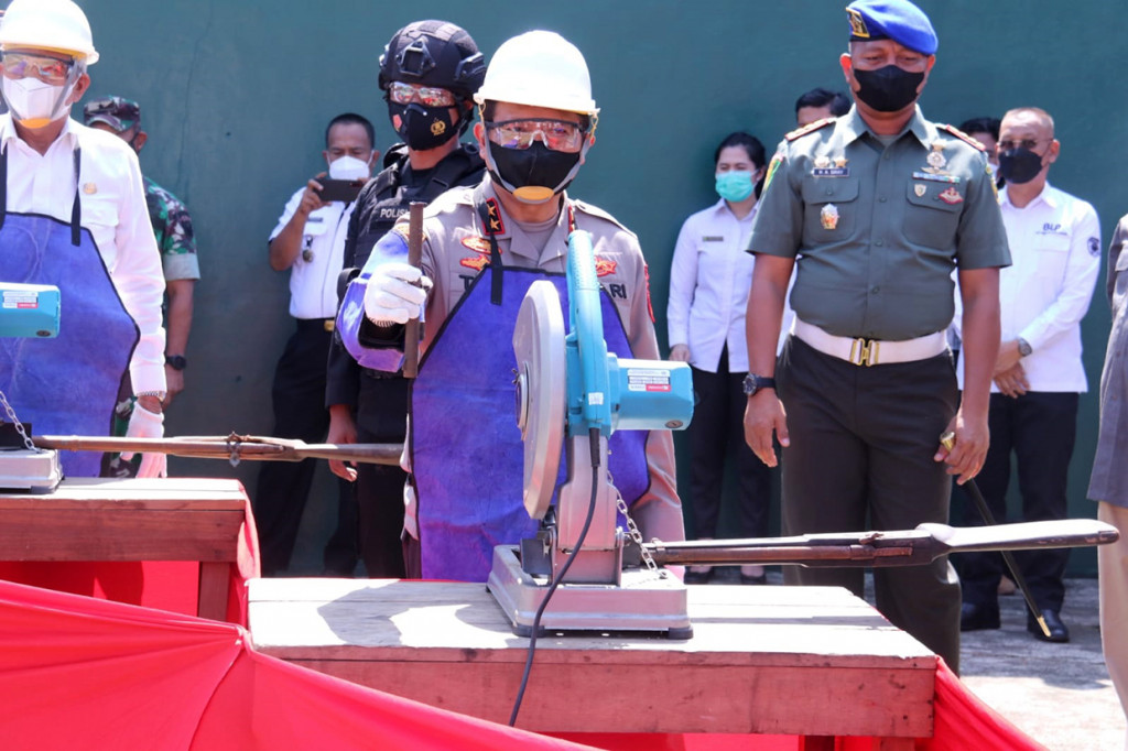 Sebanyak 532 pucuk senpi rakitan berhasil diamankan yang terdiri dari 323 pucuk laras panjang dan 209 pucuk laras pendek dimusnakan di lapangan tembak Polda Sumsel.