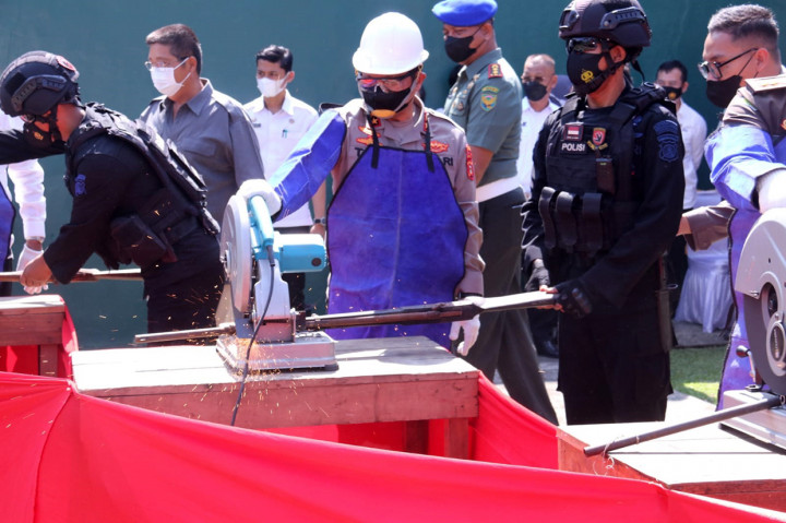 Seluruh senpi tersebut dimusnakan dengan cara di gerinda.