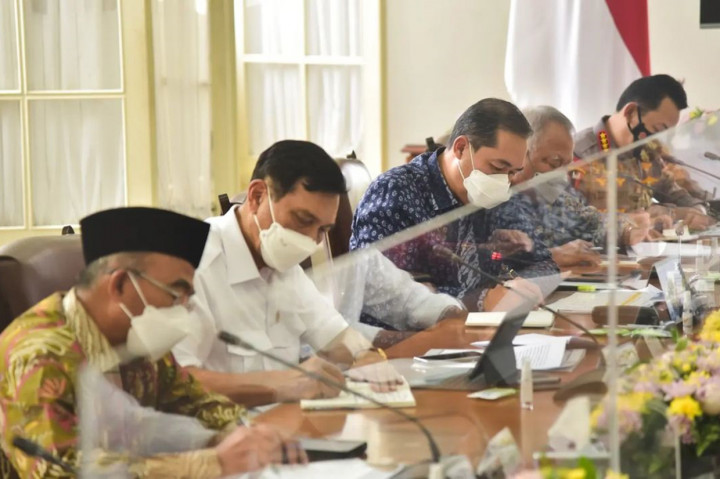 “Beliau memberikan arahan agar pelaksanaan vaksinasi terutama untuk dosis 2 dan booster dilaksanakan sungguh-sungguh terutama oleh masyarakat yang akan mudik. Kenapa? Karena berdasarkan hasil uji lapangan menunjukkan bahwa memang booster adalah menjadi faktor yang sangat determinan di dalam upaya kita untuk menekan angka kasus maupun angka kematian dalam kaitannya COVID ini,” kata Menko PMK Muhadjir Effendi.