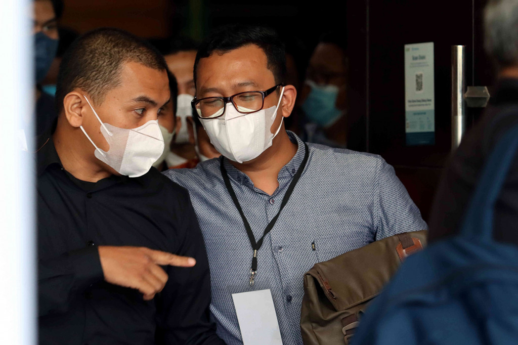 Tim Kuasa Hukum terdakwa mantan Sekretaris Umum FPI Munarman berjalan keluar ruangan seusai mengikuti sidang putusan kasus dugaan terorisme di Pengadilan Negeri Jakarta Timur, Jakarta, Rabu, 6 April 2022.