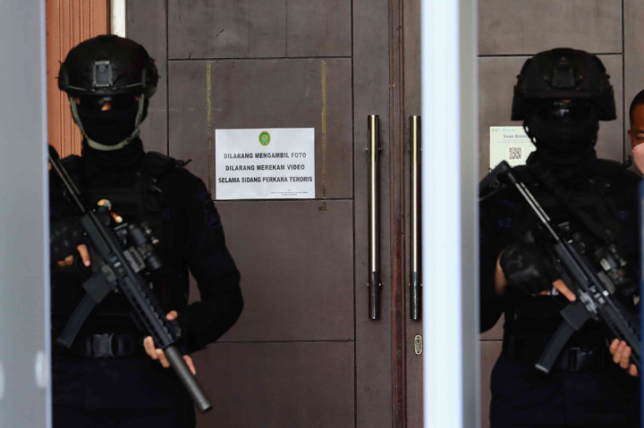 Personel kepolisian bersenjata laras panjang berjaga saat sidang kasus dugaan terorisme dengan terdakwa mantan Sekretaris Umum FPI Munarman, di Pengadilan Negeri Jakarta Timur, Rabu, 6 April 2022.