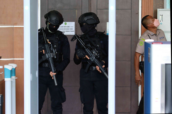 Sebelumnya, Munarman dituntut 8 tahun penjara. Munarman diyakini jaksa melakukan pemufakatan jahat untuk melakukan tindak pidana terorisme.