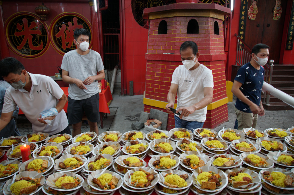 Vihara Dharma Bhakti, Jakarta, menyediakan sekitar 200 menu makanan buka puasa Ramadan 1443, Rabu, 6 April 2022. 