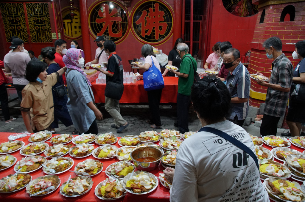 Hidangan berbuka disiapkan sepanjang bulan Ramadan sebagai bentuk toleransi antar umat beragama.