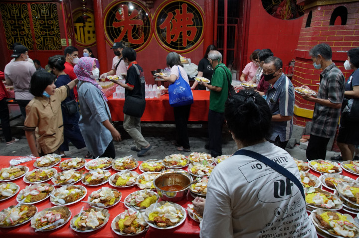 Hidangan berbuka disiapkan sepanjang bulan Ramadan sebagai bentuk toleransi antar umat beragama.