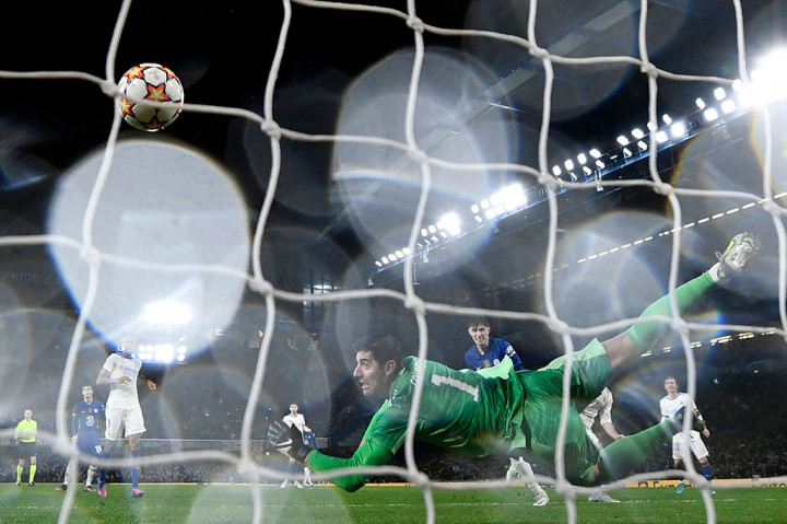 Chelsea sempat memperkecil ketertinggalan pada menit ke-40 lewat sundulan Kai Havertz menyambut umpan silang Jorginho, yang tak bisa dihentikan kiper Thibaut Courtois.