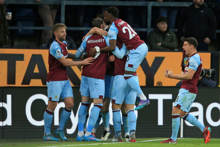 Burnley berhasil memimpin terlebih dahulu pada menit ke-12 lewat Nathan Collins usai memanfaatkan sepak pojok Cornet yang gagal diantisipasi kiper Jordan Pickford.