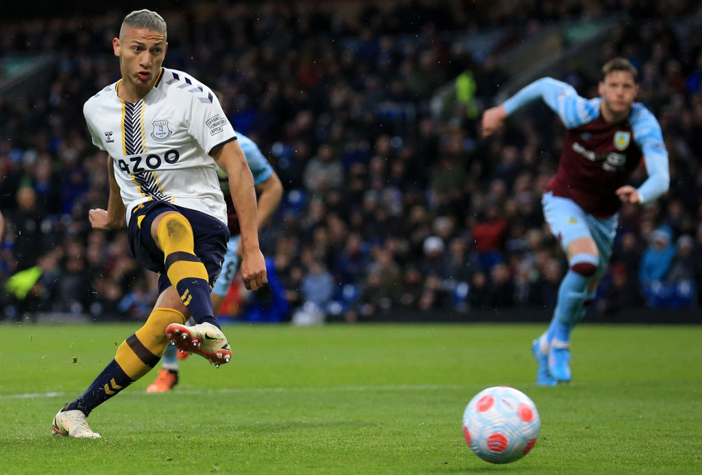 Namun keunggulan tuan rumah hanya bertahan enam menit karena Everton menyamakan kedudukan melalui penalti Richarlison, setelah Anthony Gordon dijatuhkan Ashley Westwood di kotak terlarang.