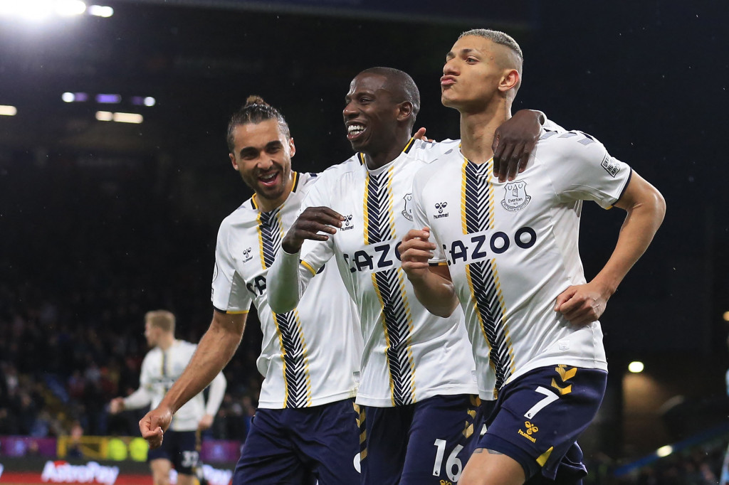 Empat menit sebelum jeda tim tamu kembali mendapat hadiah penalti setelah bek kiri Vitaliy Mykolenko mengganjal Aaron Lennon sampai terjatuh. Richarlison kembali menaklukkan kiper Nick Pope dengan konversi yang keren. Skor 1-2 bertahan hingga jeda.