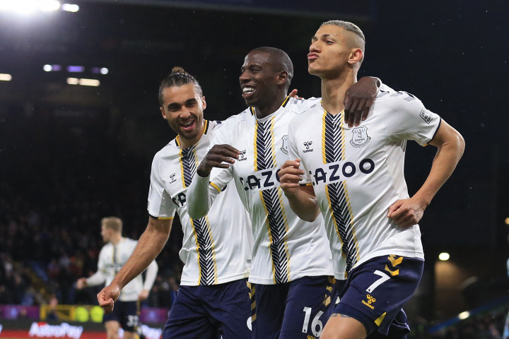 Empat menit sebelum jeda tim tamu kembali mendapat hadiah penalti setelah bek kiri Vitaliy Mykolenko mengganjal Aaron Lennon sampai terjatuh. Richarlison kembali menaklukkan kiper Nick Pope dengan konversi yang keren. Skor 1-2 bertahan hingga jeda.