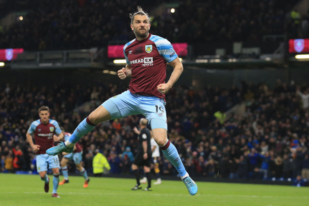 Namun Burnley tidak menyerah dan terus menekan. Mereka kemudian berhasil menyamakan kedudukan pada menit ke-57 lewat sepakan Jay Rodriguez.