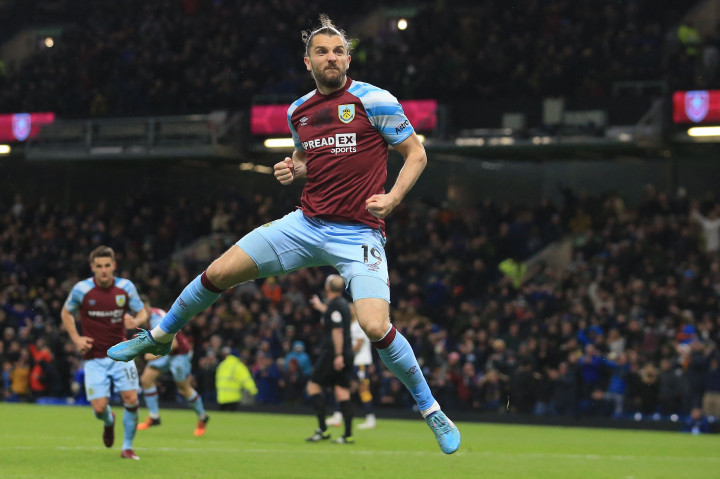 Namun Burnley tidak menyerah dan terus menekan. Mereka kemudian berhasil menyamakan kedudukan pada menit ke-57 lewat sepakan Jay Rodriguez.