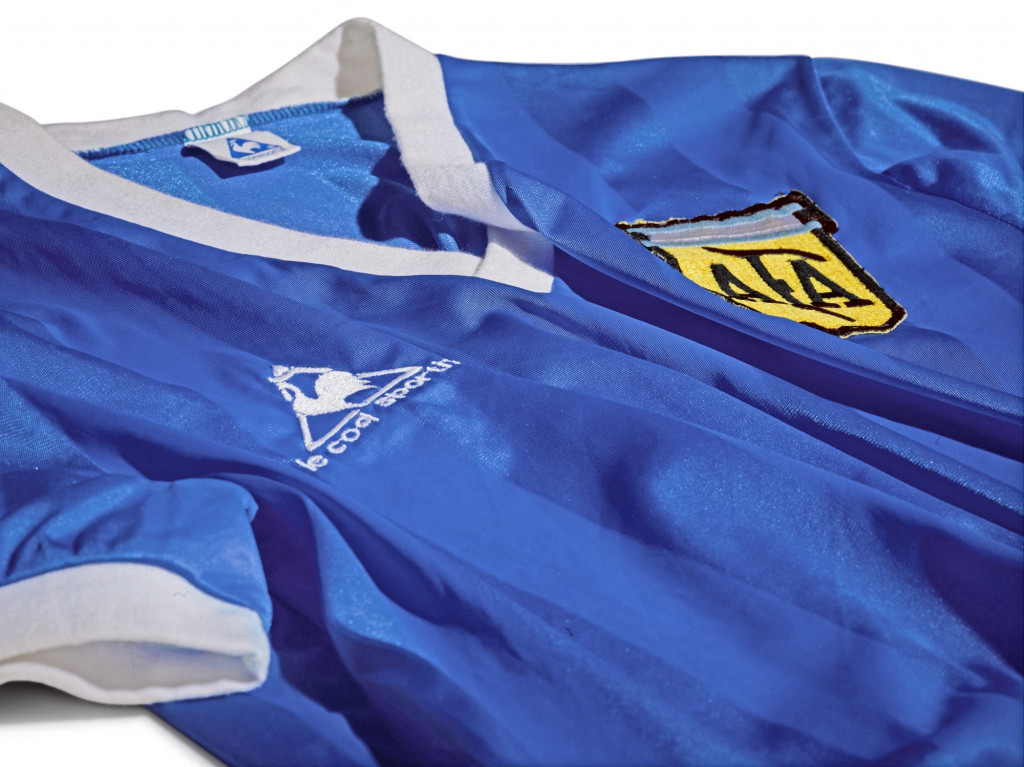 Jersey 'Tangan Tuhan' Maradona berpotensi melampaui harga jersey timnas Brasil yang dikenakan Pele di final Piala Dunia 1970 sebagai jersey termahal dalam pelelangan, seturut catatan Guiness Wolrd Records. Ketika dilelang pada 2002, jersey milik Pele itu terjual seharga 157.750 poundsterling (sekira Rp2,9 miliar).