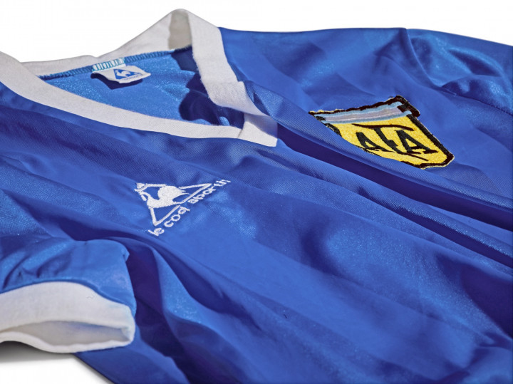 Jersey 'Tangan Tuhan' Maradona berpotensi melampaui harga jersey timnas Brasil yang dikenakan Pele di final Piala Dunia 1970 sebagai jersey termahal dalam pelelangan, seturut catatan Guiness Wolrd Records. Ketika dilelang pada 2002, jersey milik Pele itu terjual seharga 157.750 poundsterling (sekira Rp2,9 miliar).