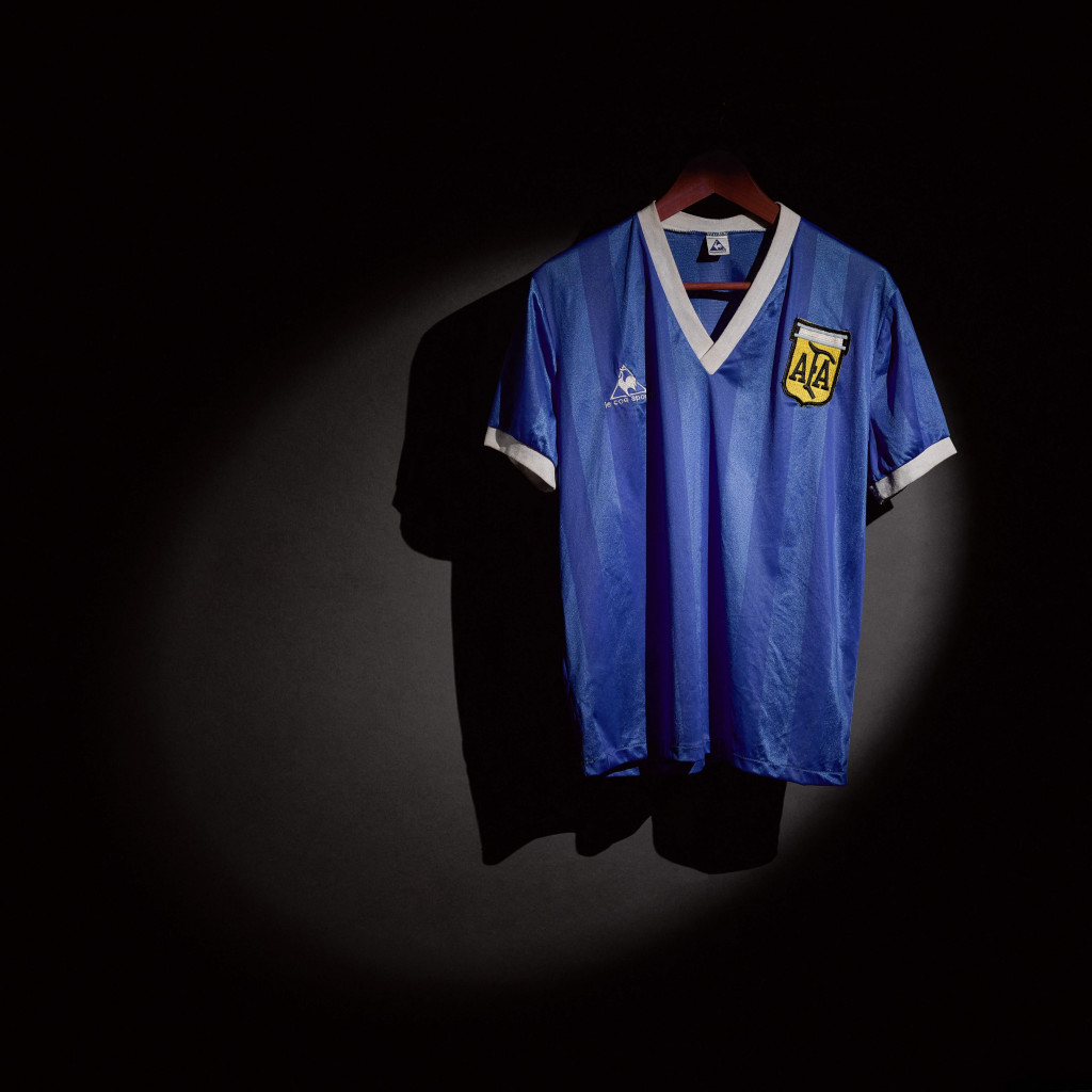 Jersey itu saat ini dimiliki oleh mantan gelandang Inggris Steve Hodge yang bertukar dengan Maradona setelah Tim Tango meraih kemenangan 2-1. Dua gol Argentina dicetak oleh Maradona.