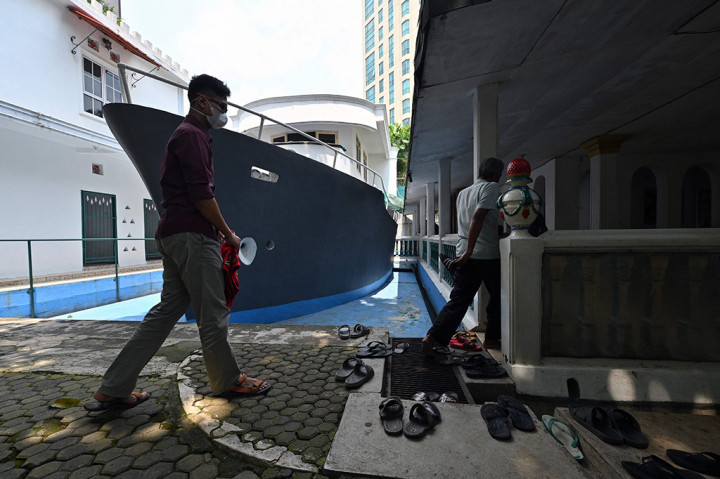 Masjid yang memiliki bangunan seperti perahu di salah satu sisinya tersebut merupakan salah satu masjid yang banyak dikunjungi jemaah untuk melakukan wisata religi di Bulan Ramadan.
