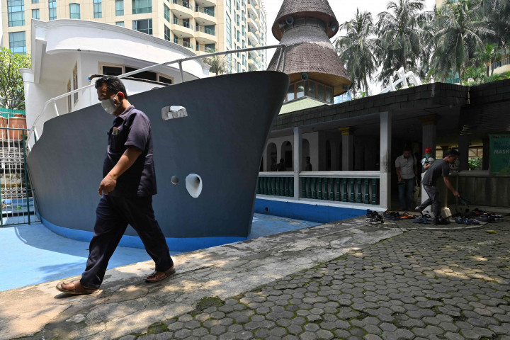 Warga beraktivitas di Masjid Agung Al-Muadda Darrusalam Baiturrahman atau yang dikenal dengan nama Masjid Perahu di kawasan Tebet, Jakarta Selatan.