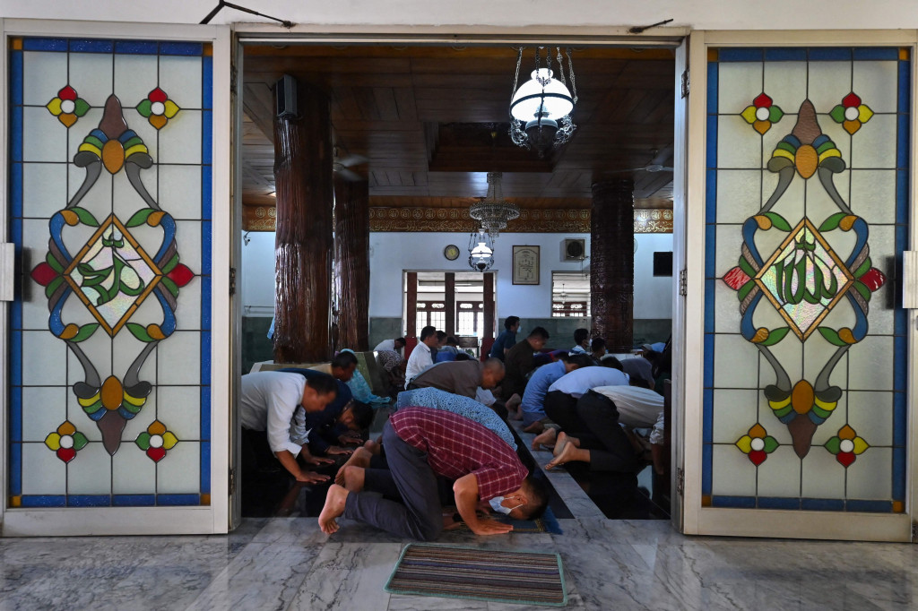 Keunikan lainnya, di dalam masjid terdapat empat pilar besar yang terbuat dari kayu jati. Masing-masing pilar terdapat ukiran ayat kursi.