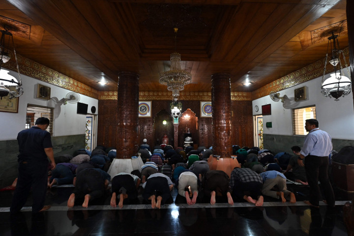 Satu lagi ciri khas dari masjid tersebut, yaitu kitab suci Alquran raksasa. Ukuran Alquran tersebut 2/1,5 meter dengan ketebalan 30 centimeter. Sementara sampul Alquran terbuat dari kayu jati yang diukir.