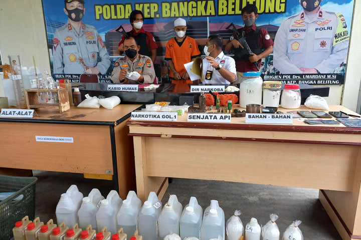 Diresnarkoba Polda Bangka Belitung Kombes Martri Sonny menyebutkan barang bukti yang berhasil diamankan adalah seperangkat alat laboratorium pembuatan sabu dan ektasi, 600 gram sabu dan 117 ektasi.