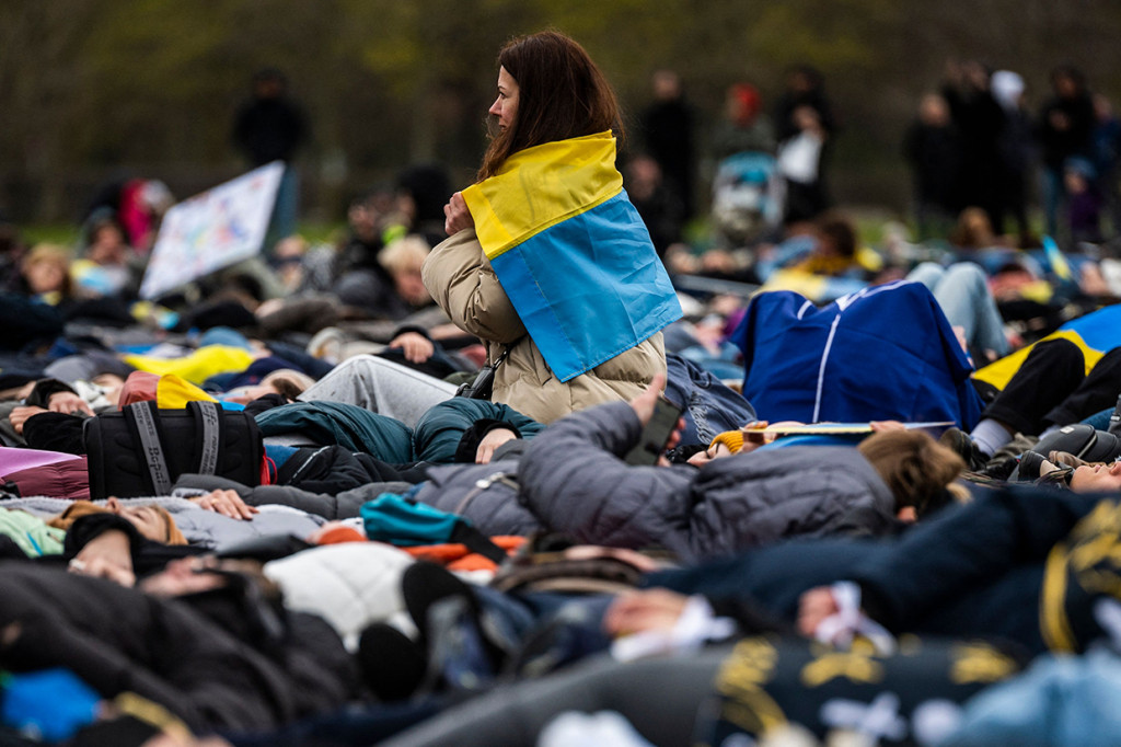 Pembantaian warga sipil di Bucha, Ukraina, menuai kecaman dari berbagai penjuru dunia. Sejumlah aksi dilakukan, salah satunya aktivis pro Ukraina menggelar aksi teatrikal di Berlin.