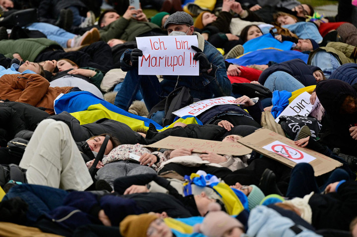 Seperti diketahui, ratusan mayat ditemukan di jalan-jalan Kota Bucha, Ukraina. Mereka diduga dibantai oleh tentara Rusia. Rusia sendiri membantah tuduhan tersebut.
