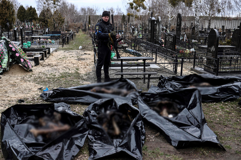 Deretan kantong jenazah dijajarkan untuk diidentifikasi oleh petugas di pemakaman di Bucha, 6 April 2022.