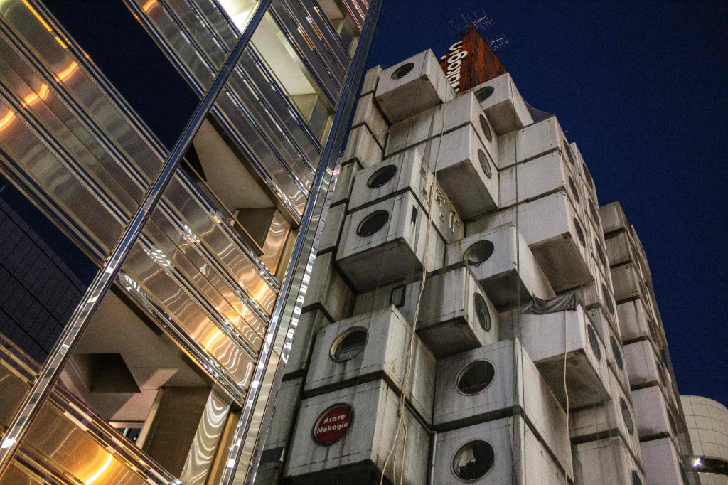 Setiap kapsul dibangun sebagai rumah mikro dan kantor. Memiliki luas lantai hanya 10 meter persegi dengan fitur 70-an seperti meja lipat dan jam retro. 