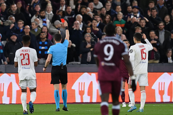 Pada waktu tambahan babak pertama, West Ham harus bermain dengan 10 orang setelah Aaron Cresswell mendapatkan kartu merah langsung setelah melanggar Moussa Dembele yang tengah berupaya untuk merangsek ke kotak penalti The Hammers. Skor 0-0 bertahan hingga turun minum.