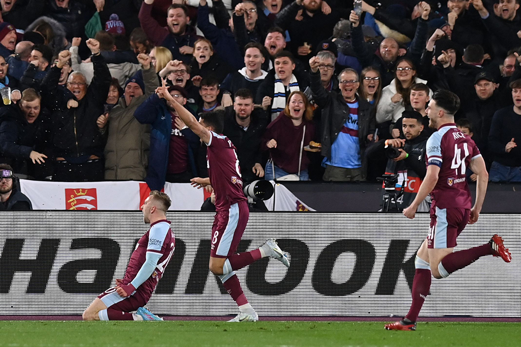 Meski bermain dengan 10 orang, West Ham mampu unggul lebih dulu melalui Jarrod Bowen pada menit ke-52 setelah mendapatkan bola liar dan mengubah skor menjadi 1-0.