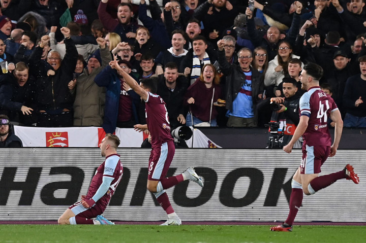 Meski bermain dengan 10 orang, West Ham mampu unggul lebih dulu melalui Jarrod Bowen pada menit ke-52 setelah mendapatkan bola liar dan mengubah skor menjadi 1-0.