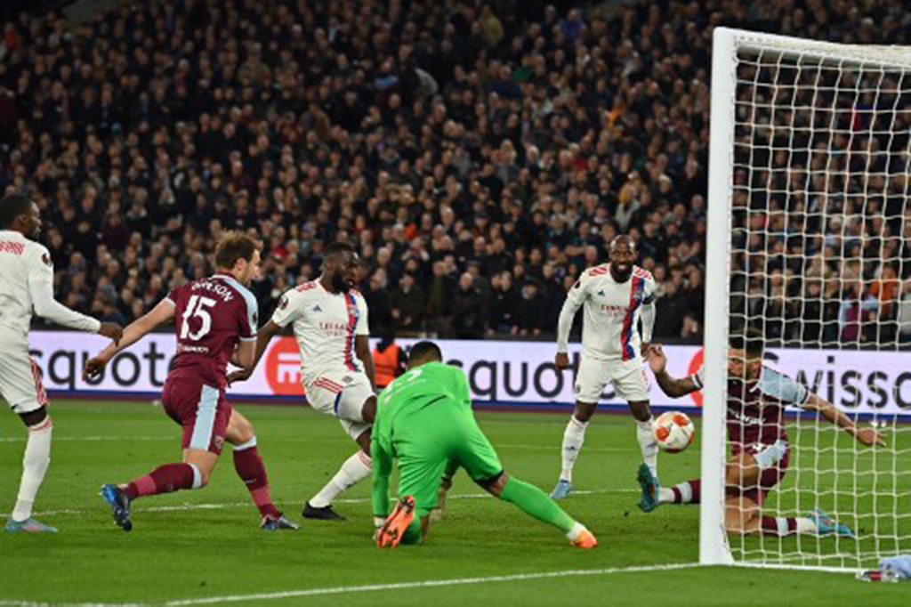 14 menit berselang tim asuhan pelatih Peter Bosz mampu menyamakan kedudukan. Gol berawal ketika pemain pengganti Tete mengirimkan umpan silang ke kotak penalti West Ham yang tak mampu dengan sempurna disapu oleh Ryan Fredericks. Bola liar berhasil disambut Tanguy Ndombele dan mengubah skor menjadi 1-1. Tidak ada gol tambahan hingga laga usai.