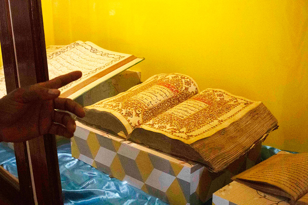 Alquran yang memiliki 700 halaman dengan panjang 34  cm dan lebar 25 cm itu ditulis tangan. “Diperkirakan dibuat pada abad ke-18 dan kalau dihitung, kurang lebih sudah berumur 200 tahun,” aku peneliti Museum Sulteng, Iksan, saat ditemui Media Indonesia, Senin, 4 April 2022.