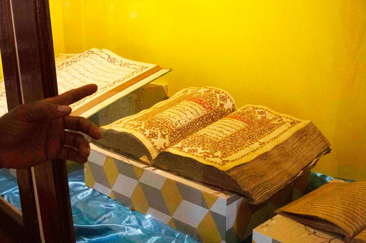 Alquran yang memiliki 700 halaman dengan panjang 34  cm dan lebar 25 cm itu ditulis tangan. “Diperkirakan dibuat pada abad ke-18 dan kalau dihitung, kurang lebih sudah berumur 200 tahun,” aku peneliti Museum Sulteng, Iksan, saat ditemui Media Indonesia, Senin, 4 April 2022.