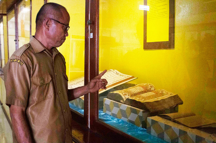 Alquran tersebut masih memakai kaligrafi yang berkembang di Indonesia pada saat Islam masuk Nusantara pada abad ke-13. Di setiap pergantian juz ditandai dengan hiasan atau kaligrafi khusus, bahkan setiap juz berbeda hiasannya dan itu semua dibuat dengan tangan. Motif hiasan menggunakan motif lokal, misalnya, motif sulur daun.