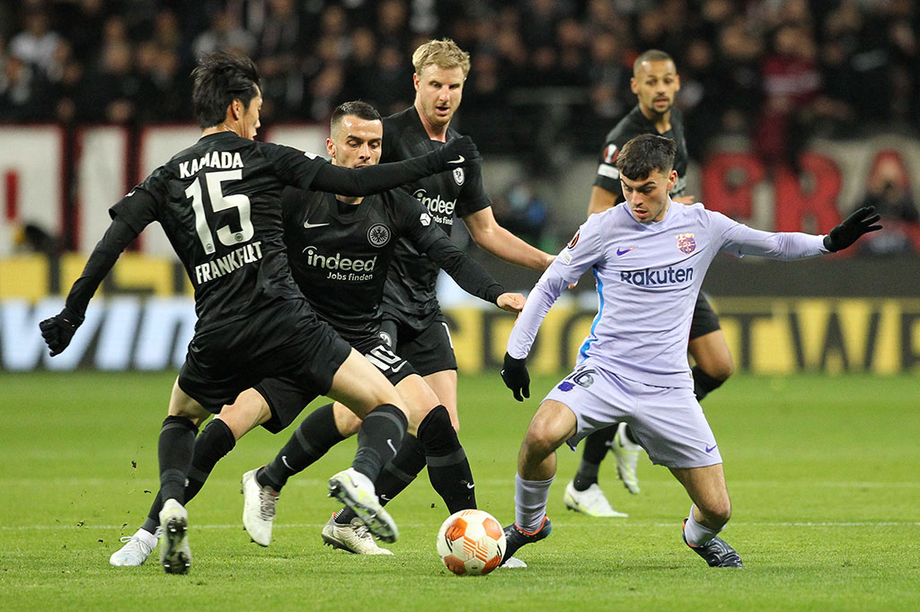 Laga kedua kesebelasan berjalan menarik. Para pemain saling berbalas serangan sejak awal pertandingan, namun tidak satu pun yang berbuah gol. 