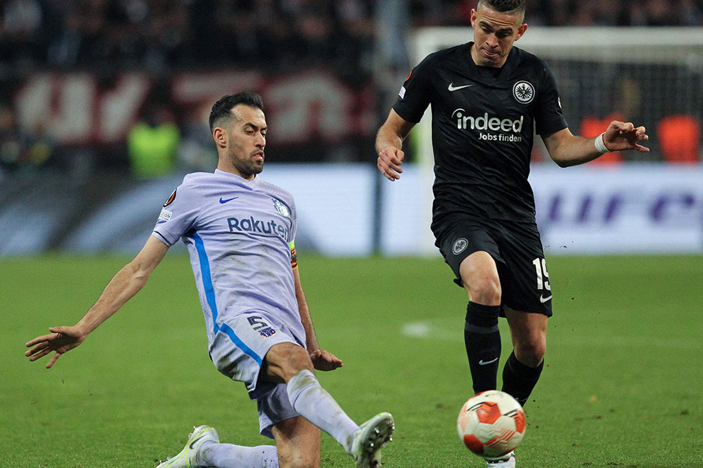 Frankfurt mendapat hadiah penalti pada menit ke-37 setelah Sergio Busquets dianggap melanggar Rafael Borre di kotak terlarang. Namun, setelah memeriksa VAR, wasit memutuskan penalti dibatalkan karena Busquets terlihat menyentuh bola lebih dulu. Tidak ada gol yang tercipta di babak pertama.