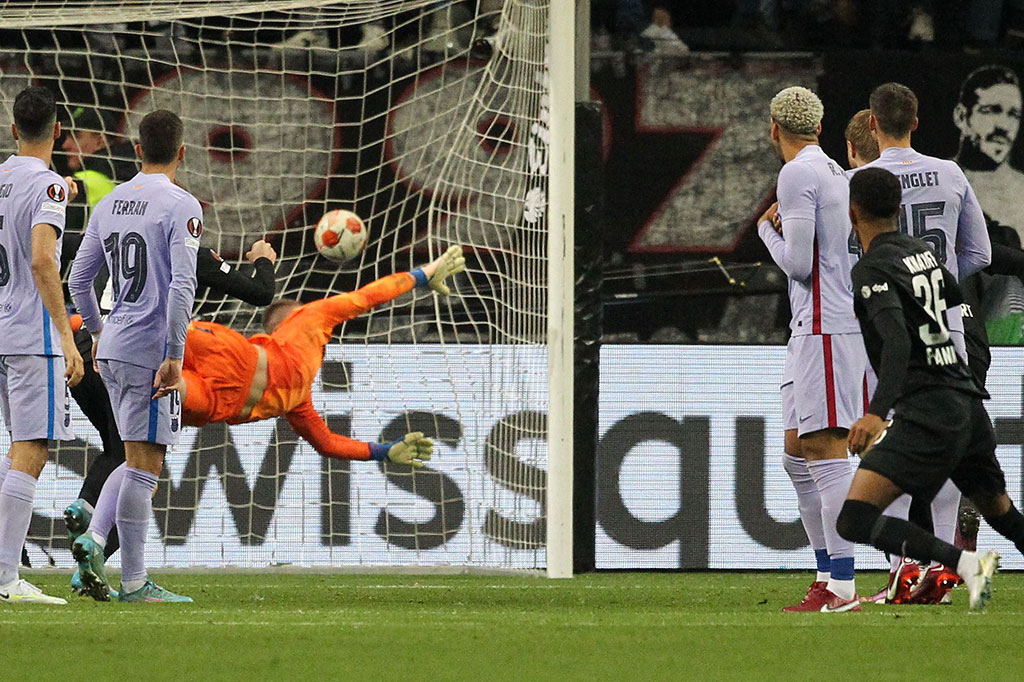 Tiga menit babak kedua berjalan Frankfurt berhasil membuka skor lewat sepakan voli Ansgar Knauff meneruskan umpan sundulan Eric yang tidak bisa diantisipasi Marc-Andre Ter Stegen. Skor berubah menjadi 1-0.