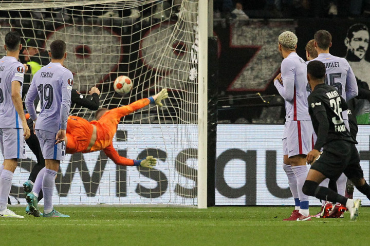Tiga menit babak kedua berjalan Frankfurt berhasil membuka skor lewat sepakan voli Ansgar Knauff meneruskan umpan sundulan Eric yang tidak bisa diantisipasi Marc-Andre Ter Stegen. Skor berubah menjadi 1-0.