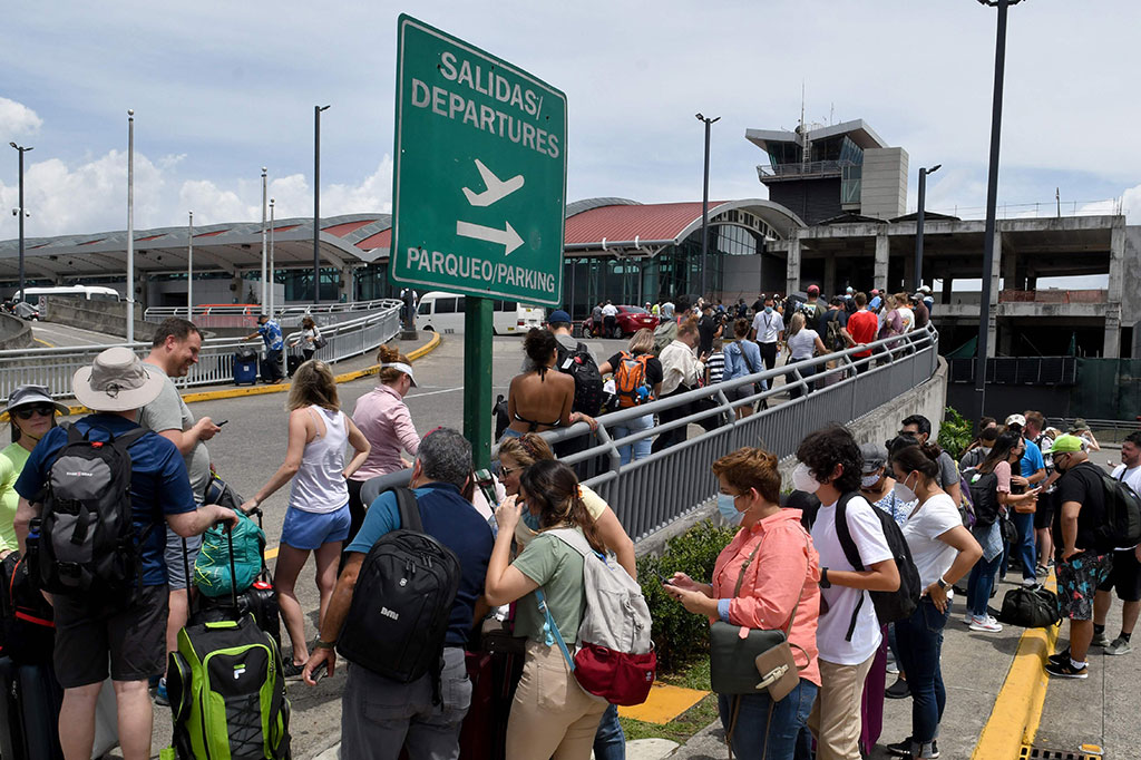 Bandara kemudian ditutup hingga pukul 18:00. Akibat penutupan, terjadi penumpukan calon penumpang di bandara. 