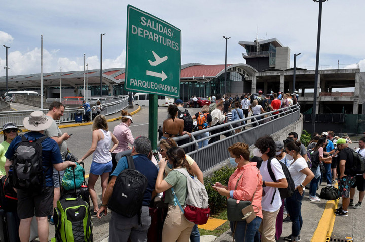 Bandara kemudian ditutup hingga pukul 18:00. Akibat penutupan, terjadi penumpukan calon penumpang di bandara. 