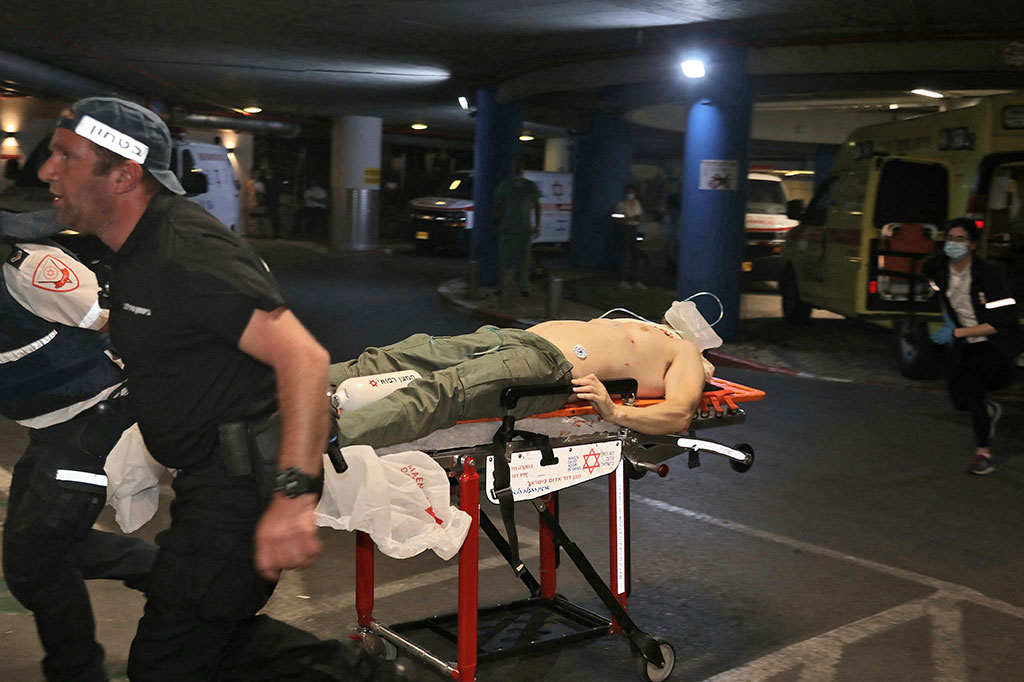 Seorang korban yang terluka tiba di Rumah Sakit Ichilov di kota pesisir Mediterania Israel, Tel Aviv pada Kamis, 7 April 2022 waktu setempat, menyusul serangan penembakan di Dizengoff Street.