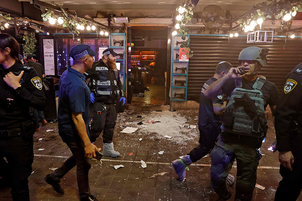 Serangan itu memicu kekacauan di Dizengoff Street, tempat hiburan malam populer yang penuh dengan bar dan restoran.