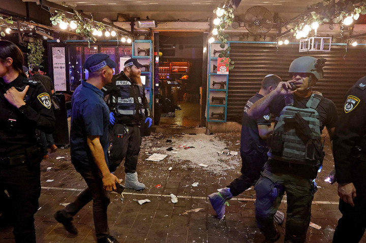 Serangan itu memicu kekacauan di Dizengoff Street, tempat hiburan malam populer yang penuh dengan bar dan restoran.