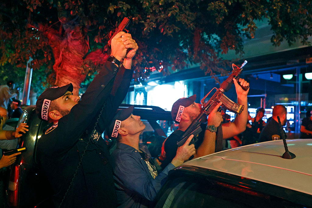 Tidak segera jelas siapa yang bertanggung jawab atas penembakan itu. Namun gerakan Islam Palestina Hamas, yang menguasai Jalur Gaza, dan Jihad Islam menyambut baik serangan tersebut.