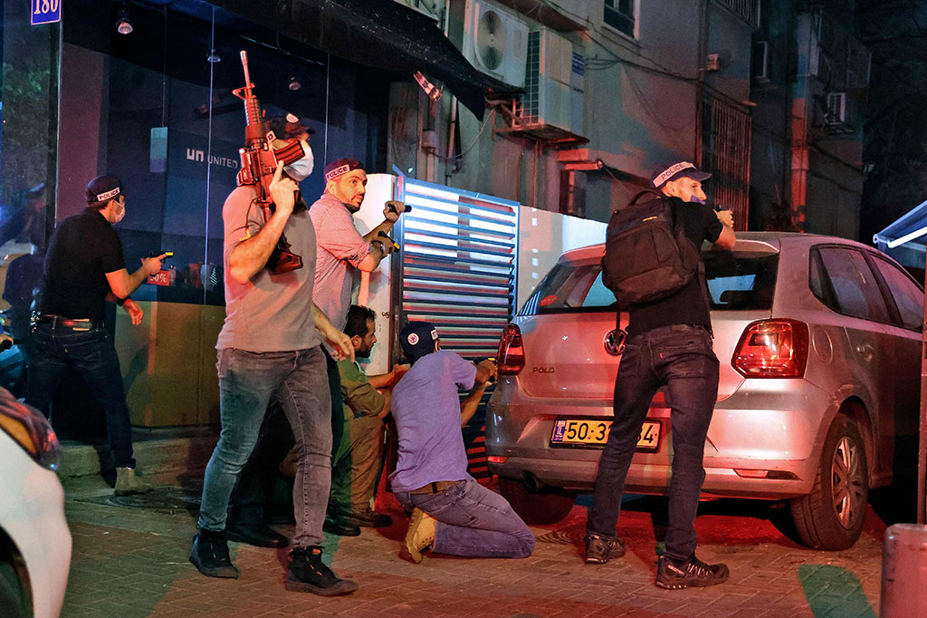 Saksi mata mengatakan kepada AFP bahwa mereka mendengar suara tembakan dan melihat adegan kekacauan. 