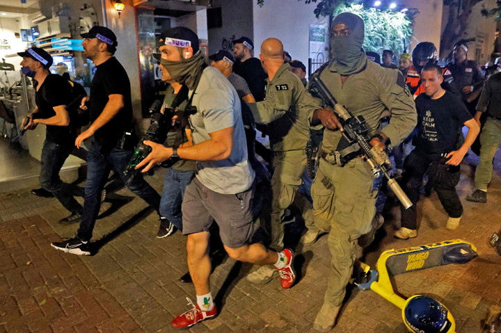 Juru bicara polisi Baruch Honig mengatakan lebih dari 1.000 polisi dikerahkan di Tel Aviv.
