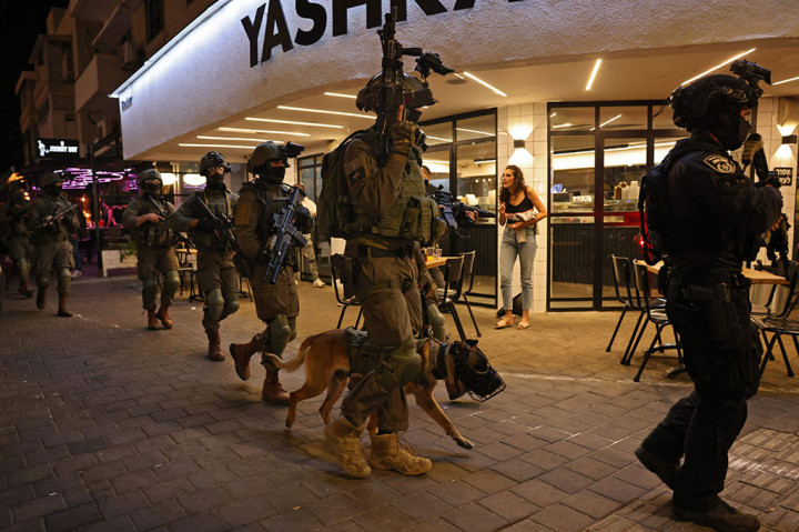 Mereka menutup lokasi serangan, meminta orang-orang untuk tetap berada di dalam rumah sementara mereka melacak tersangka.